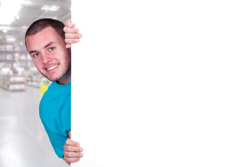 Jeune homme derrière un tableau blanc.