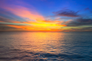 Naklejka na ściany i meble Niesamowity zachód słońca nad Morzem Andamańskim w Tajlandii