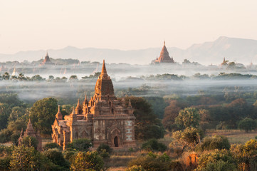 Fototapeta premium Wschód słońca w Bagan w Birmie