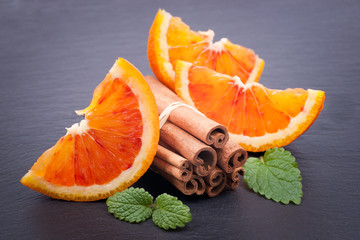 Orangen und Zimtstangen