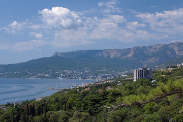 Fototapeta na wymiar Widok na miasto i Jałcie Ai-Petri górskich w Krym, Ukraina