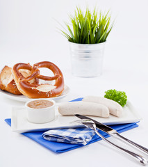 bayerisches weisswurst frühstück mit brezel und weissbier