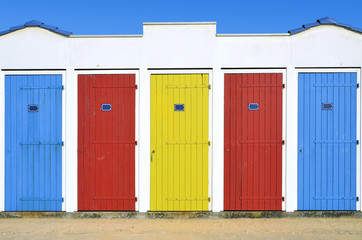 Obraz na płótnie Canvas Multi kolorowe plaży domków w Vendée we Francji