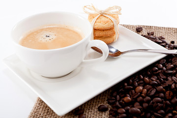 heisser schwarzer kaffee mit hausgemachtem gebäck