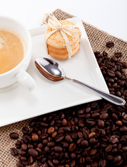 heisser schwarzer kaffee mit hausgemachtem gebäck
