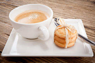 heisser schwarzer kaffee mit hausgemachtem gebäck