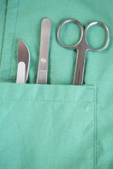 operationsbesteck in der tasche eines chirurgen