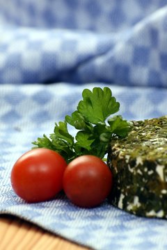 Tomaten mit Schnittlauchk&auml;se auf blauem Tuch