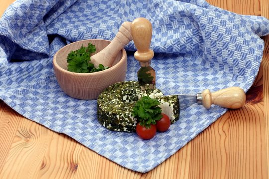 weichk&auml;se Kr&auml;uter mit K&auml;semesser und M&ouml;rser