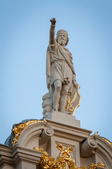 Fototapeta na wymiar Statua na szczycie budynku w Grand Place, Bruksela