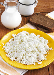 творог в желтой чашке