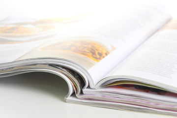 Aufgeschlagene Zeitschriften