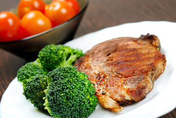 Grilled meat with broccoli