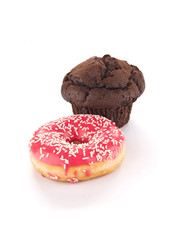 Schokoladen-Cupcake und ein pinkfarbener Donut
