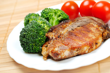 Grilled meat with broccoli