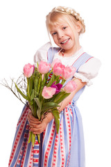 kleines Mädchen im Dirndl und mit Blumenstrauss