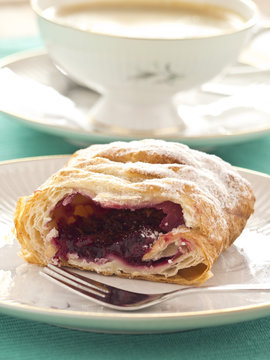 Ein St&uuml;ck Kirschkuchen und eine Tasse Kaffee
