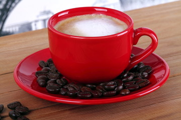 Tazza rossa con caffè e latte
