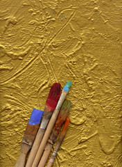 pinsel mit farbe auf gemaltem hintergrund