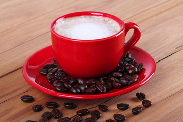 Tazza rossa con caffè e latte