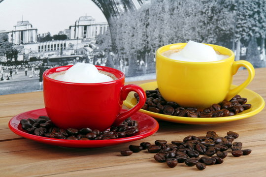 Caff&egrave; macchiato con tazzine colorate