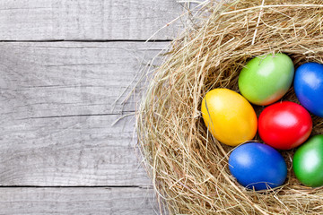 Osternest & bunte Eier