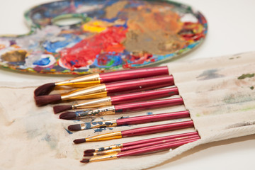 Pinsel und Farben