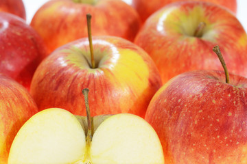 Fototapeta na wymiar Jabłka i plaster jabłka