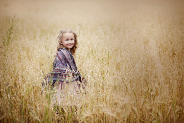 Naklejka na ściany i meble Little girl in the field