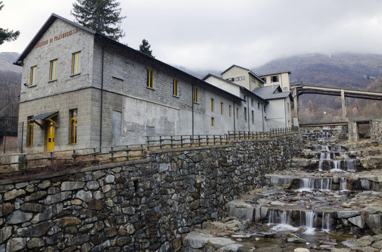 Water flowing on the river