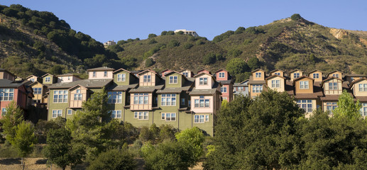 Obraz premium Urban Sprawl Dwellings Spring up For Domestic Living on Hillside