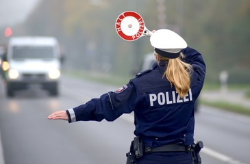 Polizei bei Geschwindigkeitskontrolle