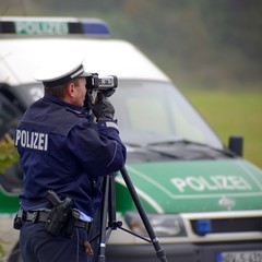 Polizei bei Geschwindigkeitskontrolle