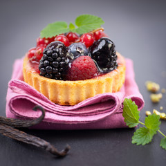 Kleiner Kuchen mit Beeren