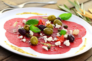 Rindercarpaccio mit Oliven