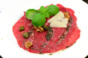 Basilikum, Rohfleisch