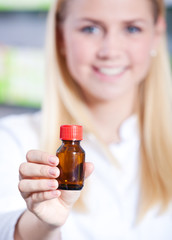 Fototapeta premium Apothekerin überreicht Arzneimittel
