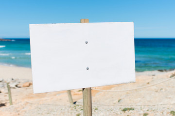 weißes schild am strand