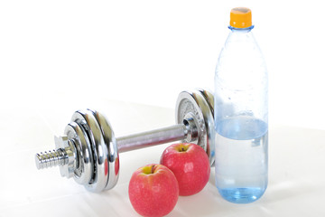 Obraz premium Hantel mit Wasserflasche und Apfel