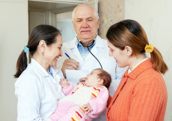 Obraz premium doctors give the healthy baby to mother