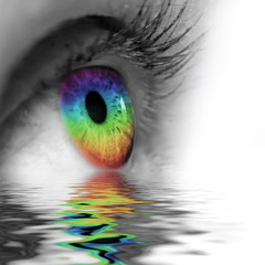Auge im Wasser gespiegelt