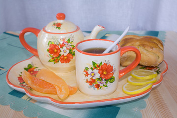 Завтрак с чаем и фруктами