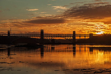 Fototapeta na wymiar Sunset and Brittania Bridge 