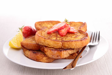 french sugar toast with strawberry