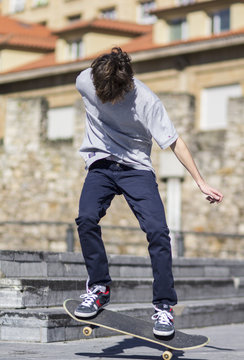 Chico practicando skateboard