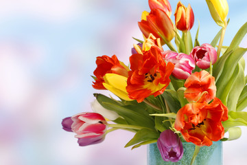 Fototapeta premium Bunter Frühlingsstrauss in blauer Vase