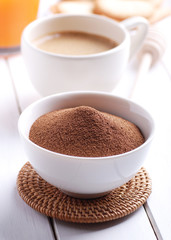 orzo solubile nella ciotola bianca per la colazione