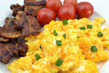 scrambled eggs with bacon