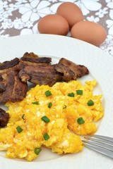 scrambled eggs with bacon
