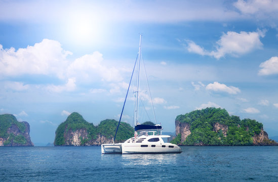 Fototapeta  white beautiful yacht against rocks. Thailand